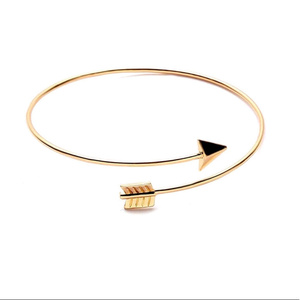 NWOT adorable gold tone arrow bracelet.